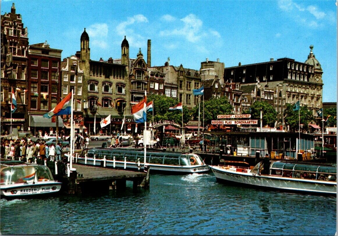 Vintage Postcard Amsterdam Damrak met Rondvaartboten Netherlands Unposted