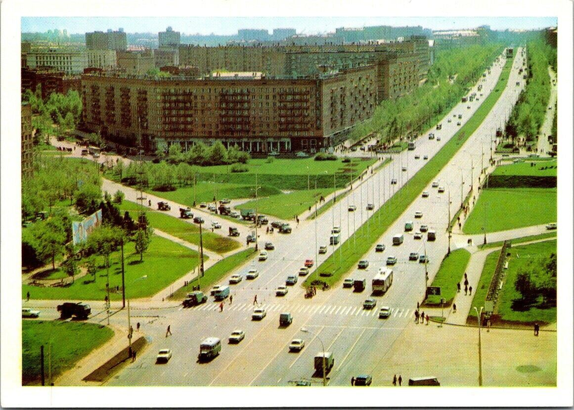 Vintage Postcard Moscow Kremlin And Busy Roads Russia Unposted