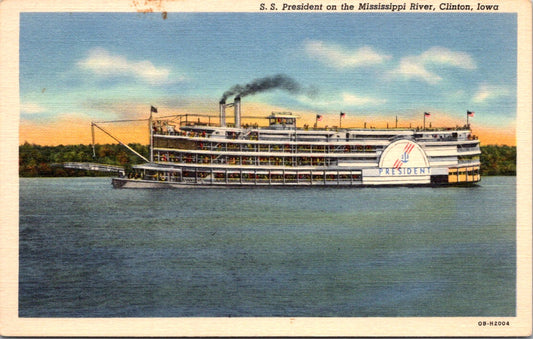 Vintage Postcard SS President On The Mississippi River Clinton Iowa Unposted