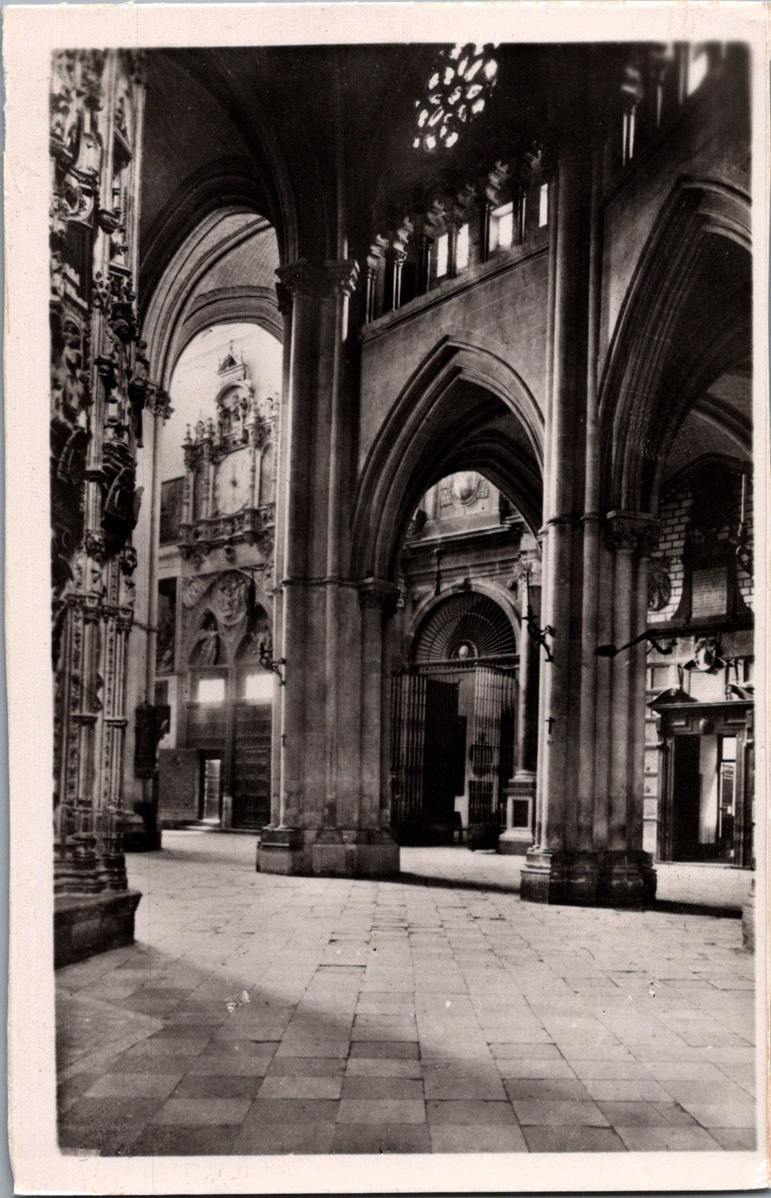 Vintage Postcard A Nave The Toledo Cathedral Spain Unposted