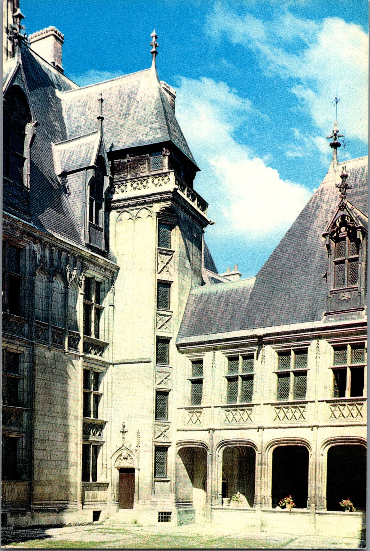 Vintage Postcard The Inner Courtyard Jacques Coeur House Bourges France Unposted