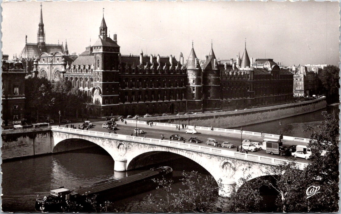 Postcard Vintage View Of Conciergerie And Pont Au Change France Unposted