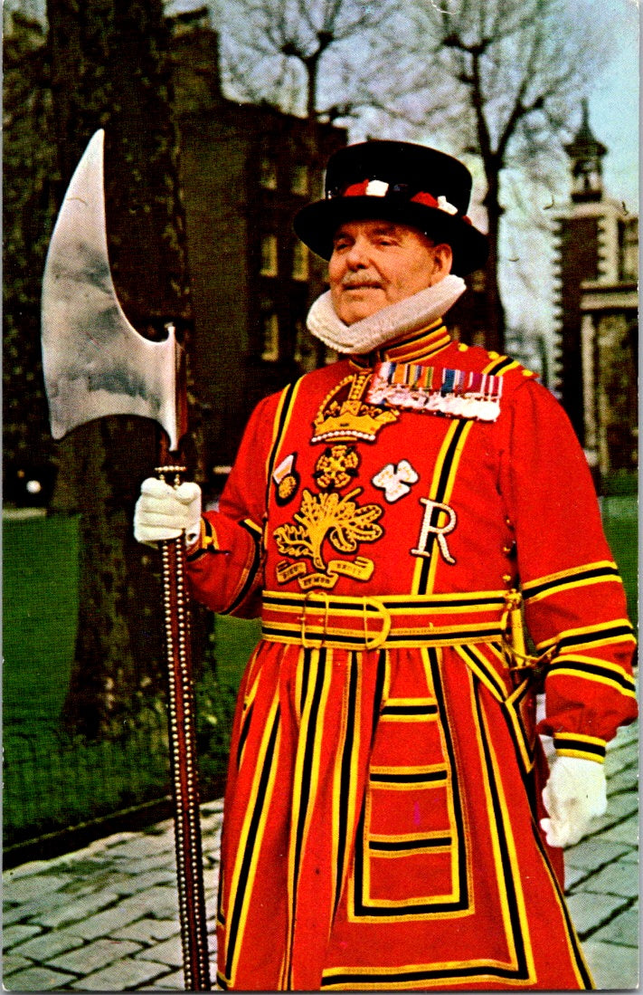 Vintage Postcard Yeoman warder At The Tower Of London United Kingdom Unposted