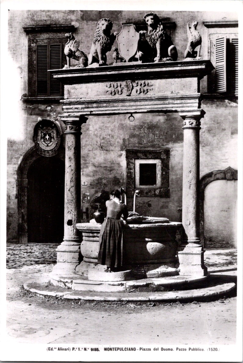 Vintage Postcard Public Well Piazza del Duomo Montepulciano Italy Unposted