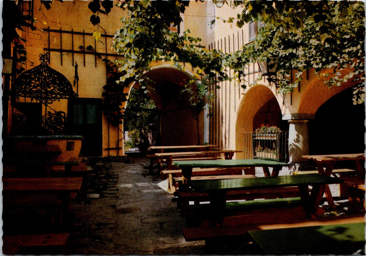 Vintage Postcard Old Courtyard In Grinzing Vienna Austria Unposted