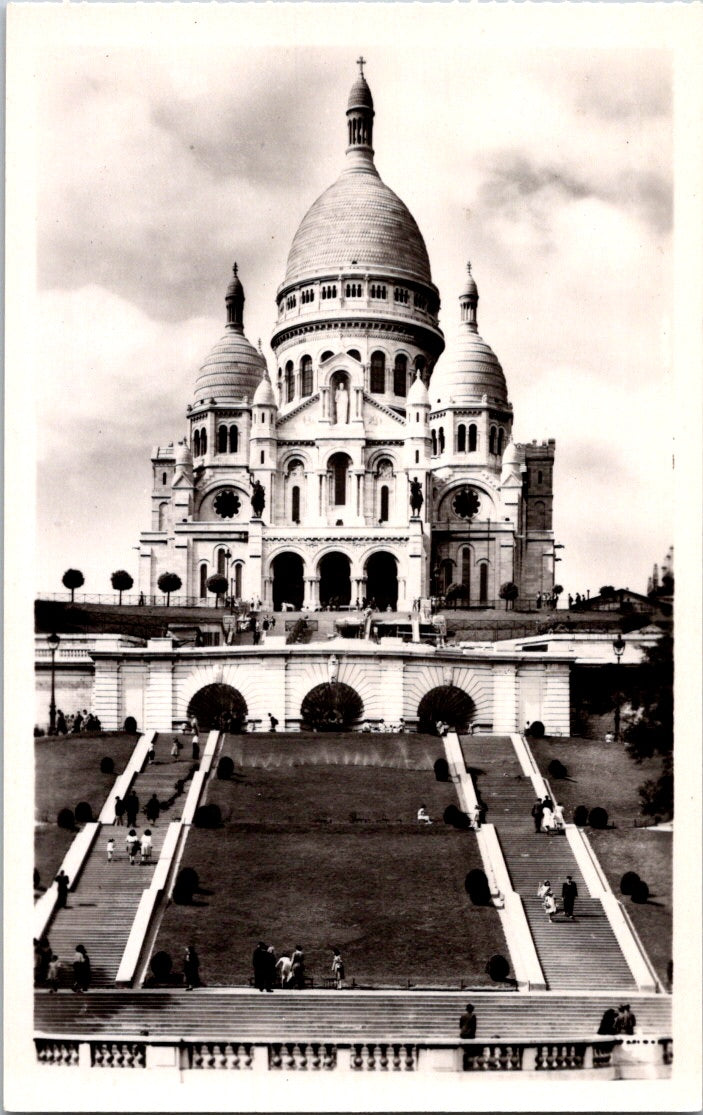 Vintage Postcard The Basilica of the Sacred Heart Of Montmartre Paris Unposted