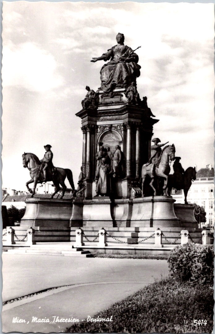 Vintage Postcard Monumento de María Theresa Vienna Austria Unposted