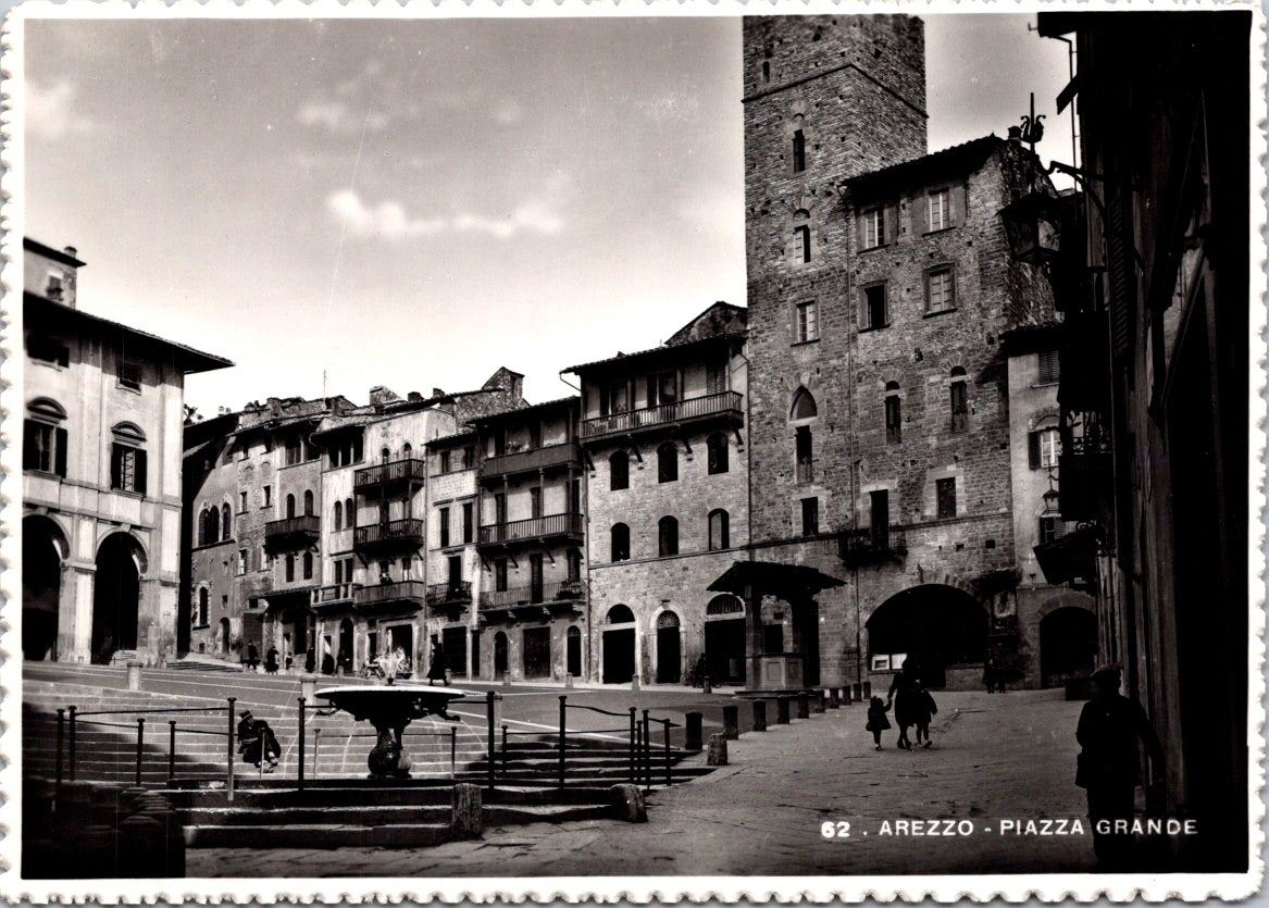 Vintage Postcard Piazza Grande Arrezo Italy Unposted