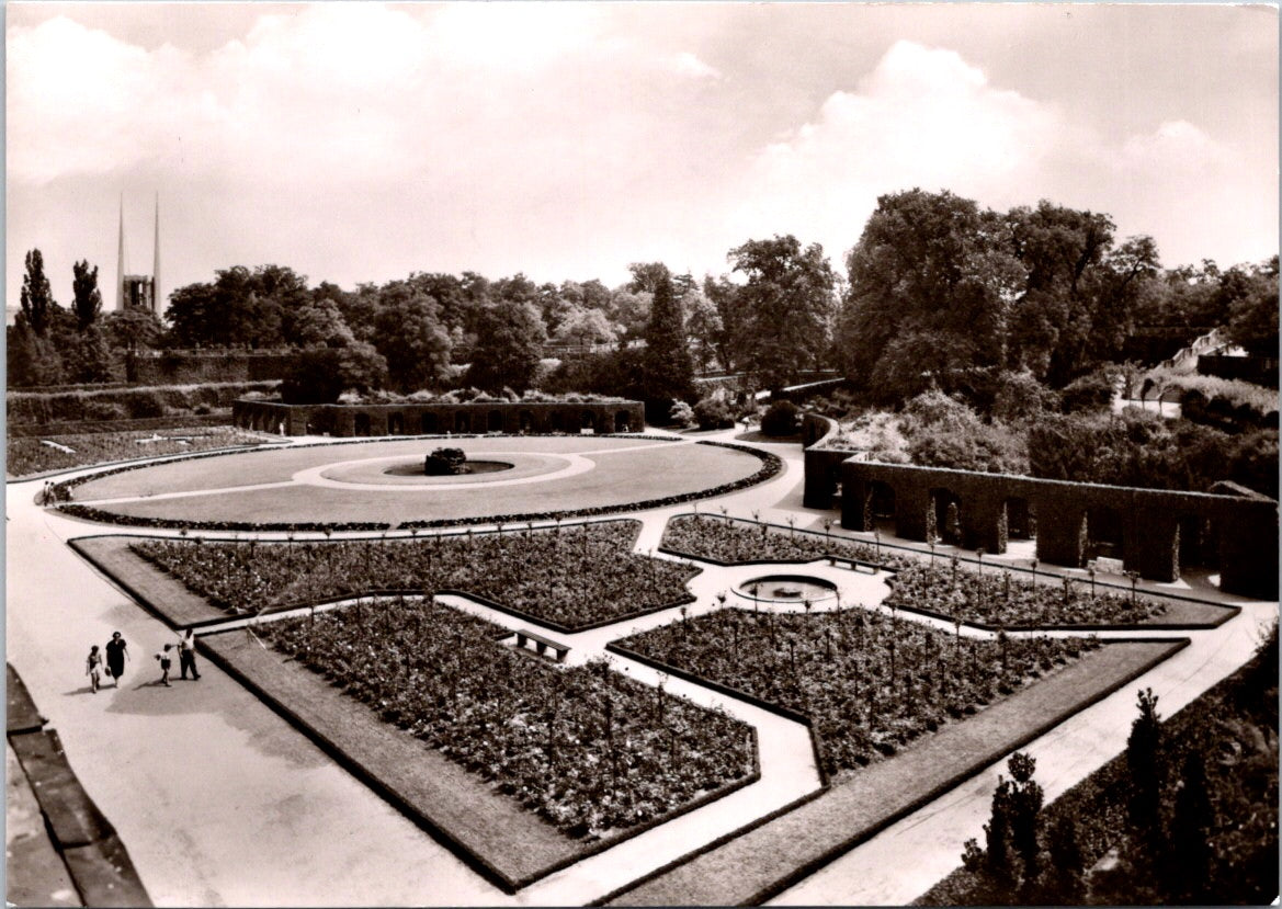 Vintage Postcard The Courtyard Garden Wurzburg Germany Unposted