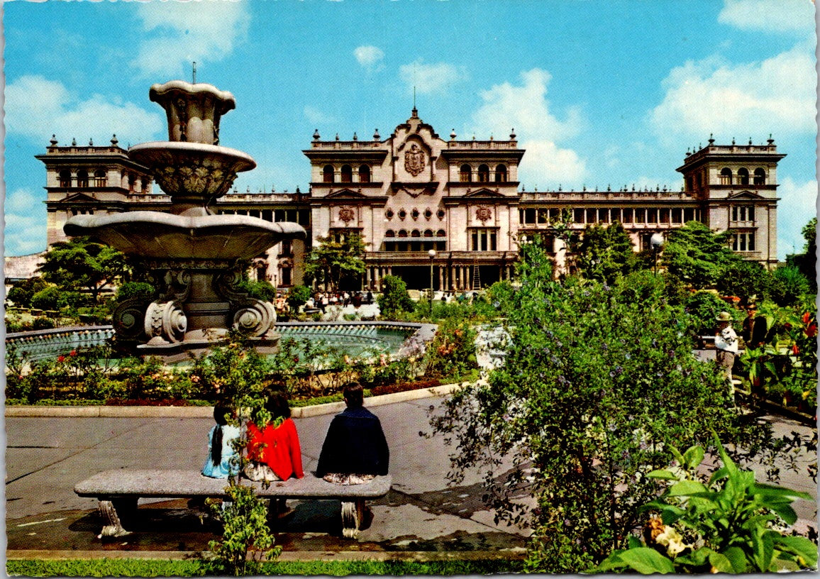 Vintage Postcard The Central Park And The National Palace In Guatemala Unposted