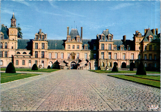 Vintage Postcard The White Horse Yard Fontainebleau France Unposted